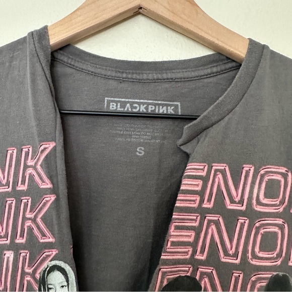 BLACKPINK KPop Small Pink Venom Group Portrait Distressed Deep V- Neck T-Shirt - Picture 2 of 5